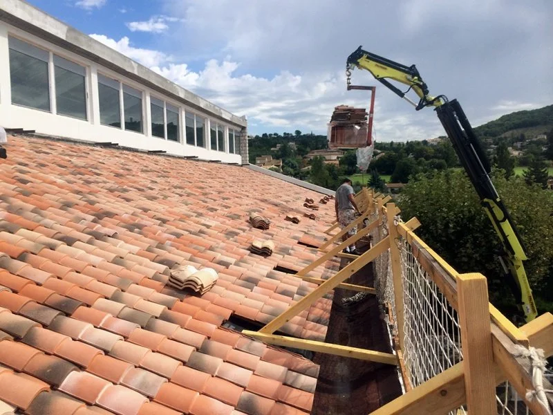 Rénovation d’une toiture en tuiles romanes pour le Conseil Régional à Manosque — photo 3 sur 9 — CEG TOITURE