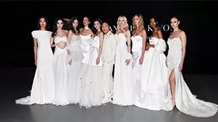 Photo des coulisses du défilé de mode d'Andrew Kwon