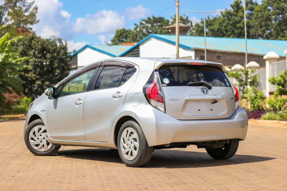 2016 Toyota Aqua Hybrid — Royal Max Motors — photo 14 of 14