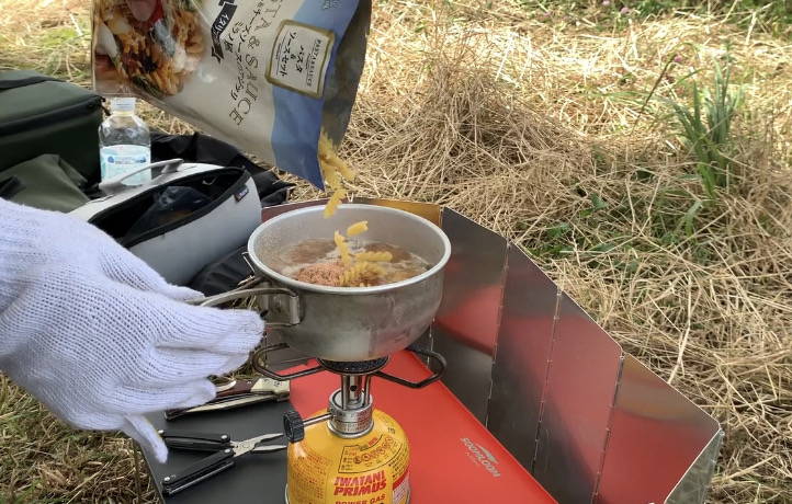 パスタをバーナーでゆでる