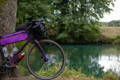 Un vélo de gravel équipé de sacoches pour le bikepacking