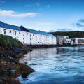 Vue depuis la mer sur la distillerie Caol Ila sur l'île d'Islay dans les Hébrides intérieures d'Ecosse