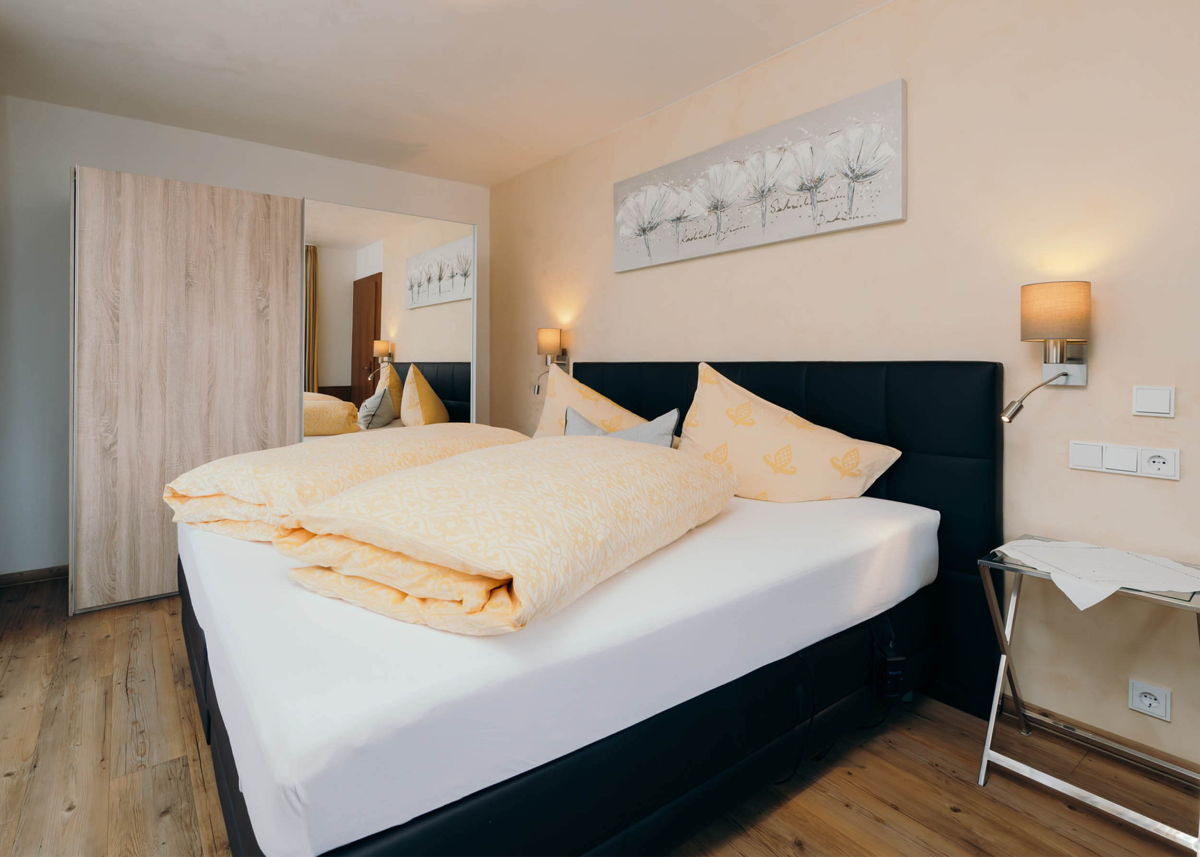 Gemütliches Doppelbett in Schlafzimmer der Wörz Ferienwohnung 7 in Oberstdorf