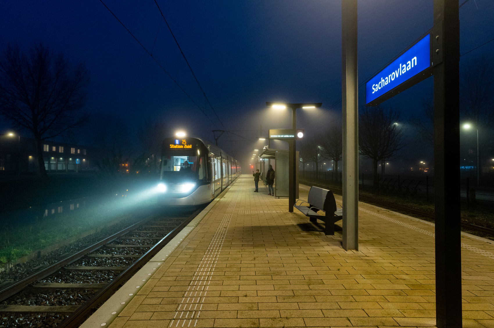 Woensdag 9 december, de eerste dag dat reizigers lijn 25 konden nemen. Een mistige en koude boel was het, maar een beetje fan is erbij! Woensdag 9 december, de eerste dag dat reizigers lijn 25 konden nemen. Een mistige en koude boel was het, maar een beetje fan is erbij!