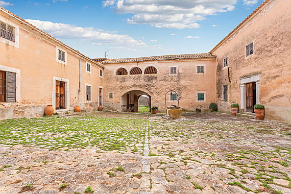  Islas Baleares
- "Sa clastra" of the historic estate from the 13th century in Alaró, Mallorca