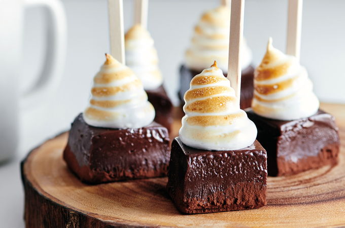 Préparation de chocolat chaud à la guimauve sur bâton