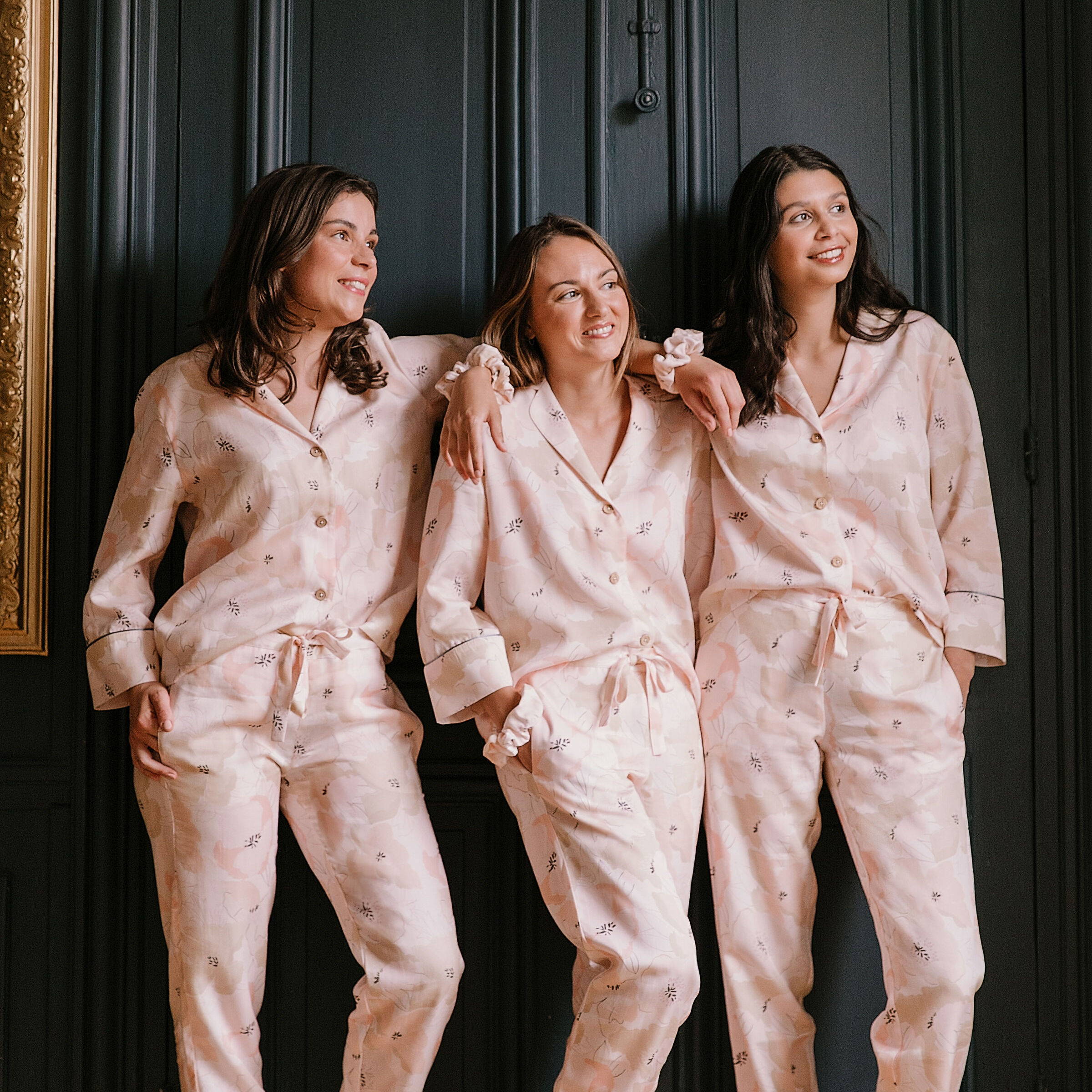 Nêge Paris - Chouchou et Pyjama Divine Idylle chemise pantalon avec un imprimé montrant une composition florale délicate rose poudrée