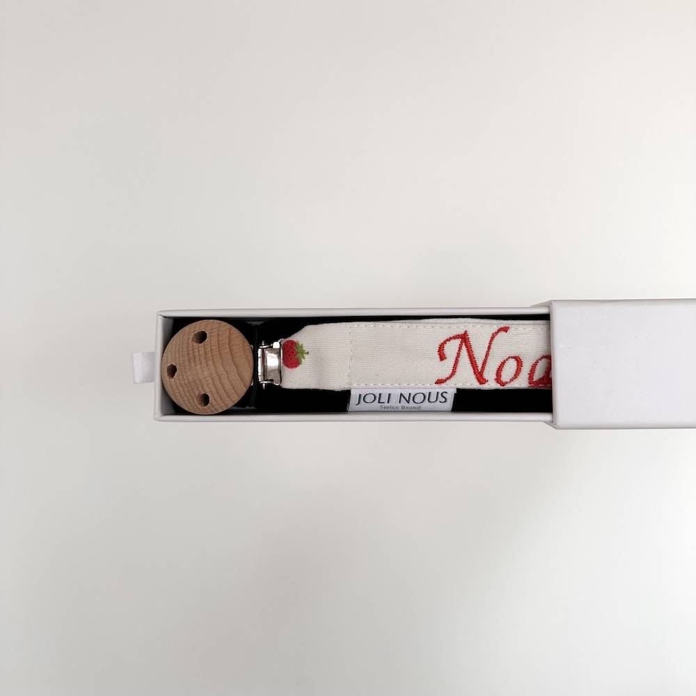 Attache-tétine personnalisation élégant de la marque suisse 'Joli Nous', un accessoire premium pour bébé, alliant design raffiné et qualité exceptionnelle