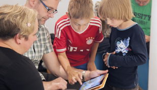 gameshouse kinder mit tablet