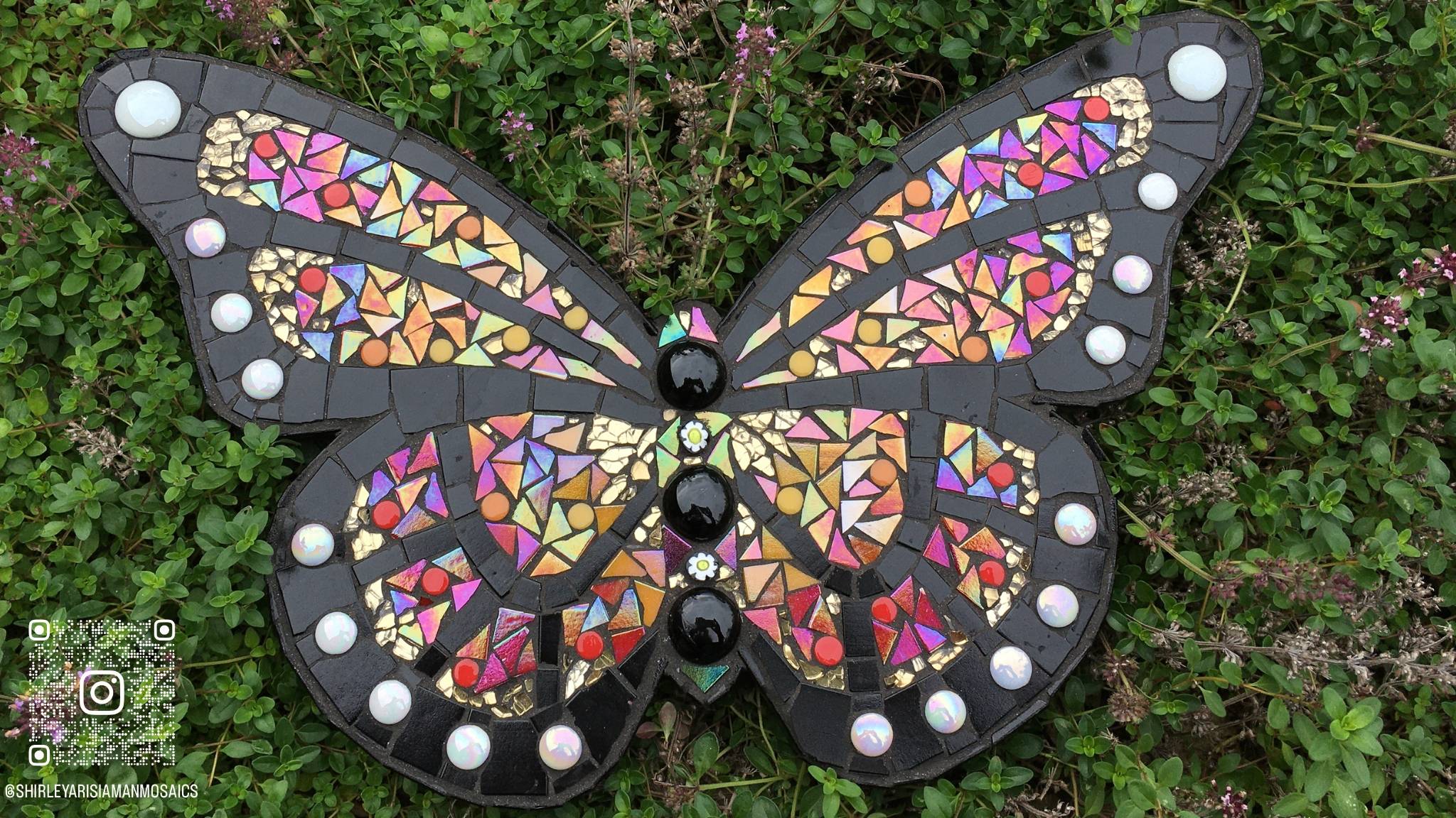 Monarda vlinder gemaakt in glasmozaiek. Gebruikte kleuren in de mozaiek zijn rood, zwart, goud en wit.