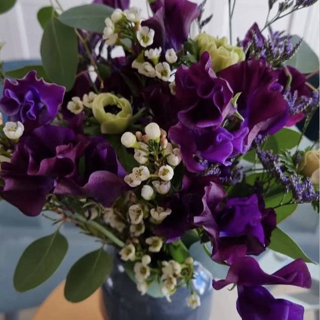 Bouquet violet anémones wax