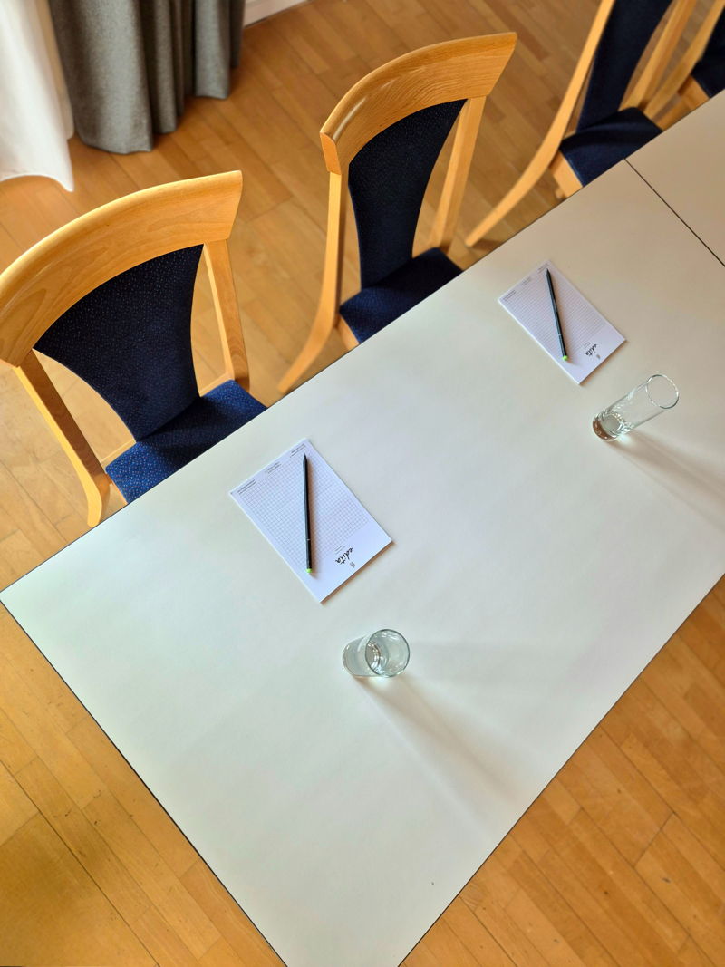 Tagungsraum von oben mit Blocken und Stiften