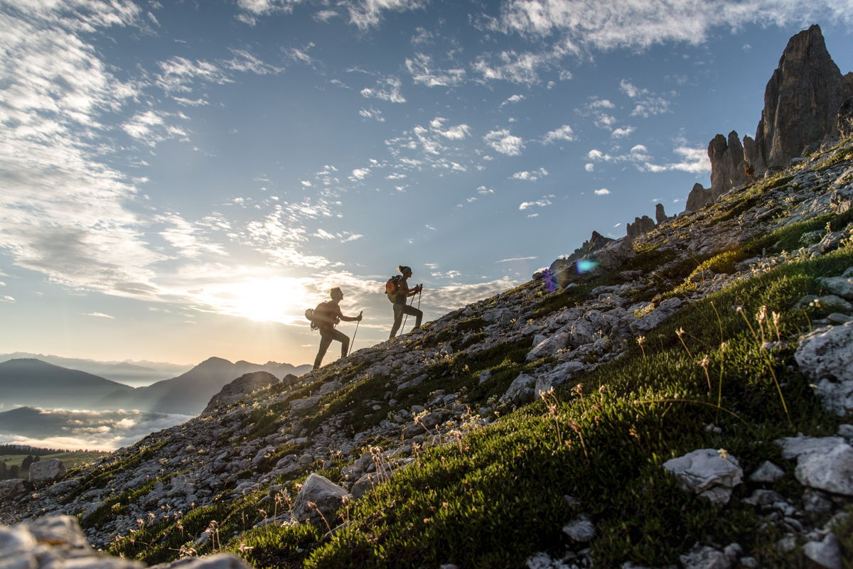 Wanderer In den Bergen bei Sonnenaufgang im Kleinwalsertal
