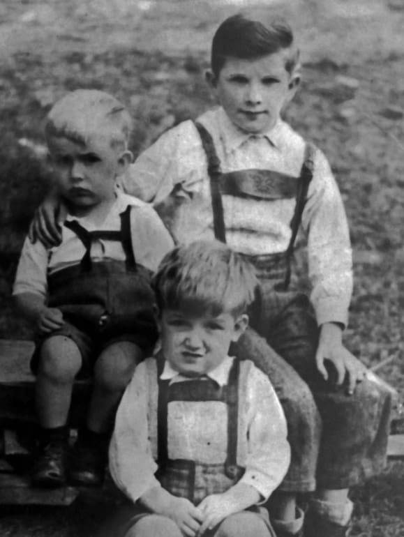 Die drei Brüder im Kindheitsalter