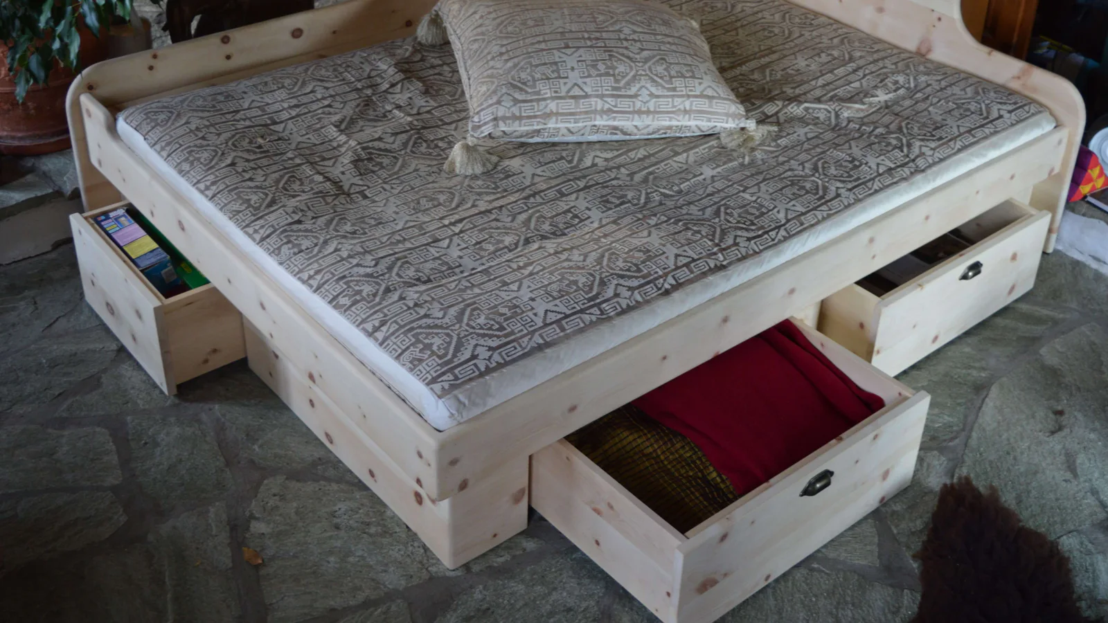 Wohlfühlcouch in Zirbenholz
