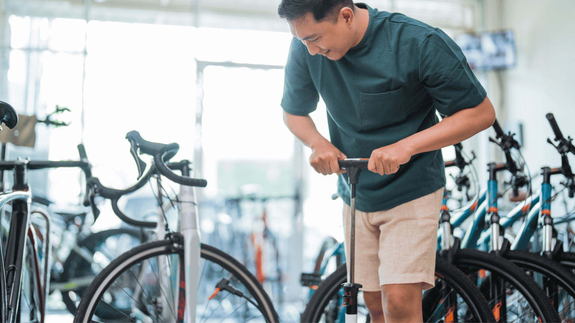 man pompt band van fiets op