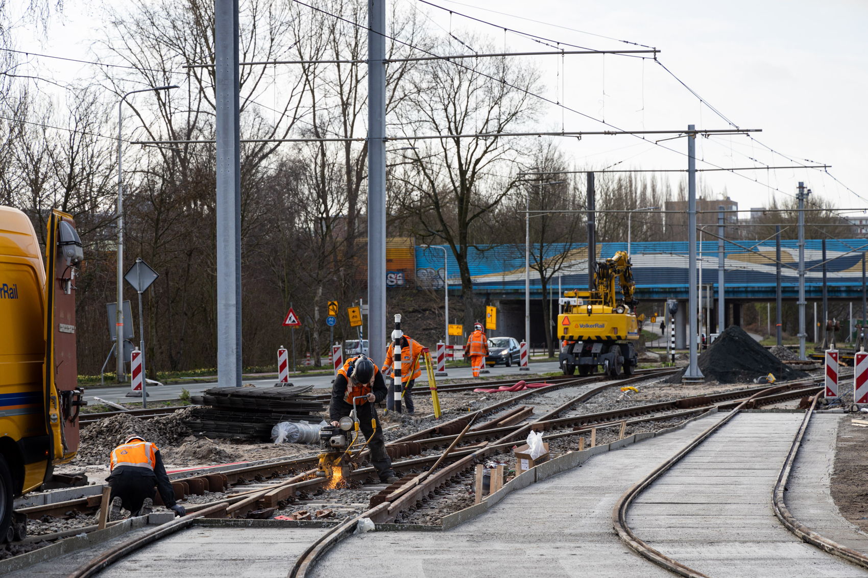 De aansluiting van de nieuwe boog op het huidige spoor richting Ouderkerkerlaan op maandag 17 februari. De aansluiting van de nieuwe boog op het huidige spoor richting Ouderkerkerlaan op maandag 17 februari.