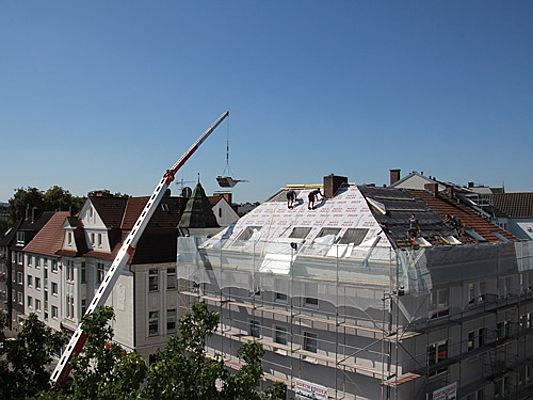  Hamburg
- Das Dach eines Mehrfamilienhauses wird gedeckt