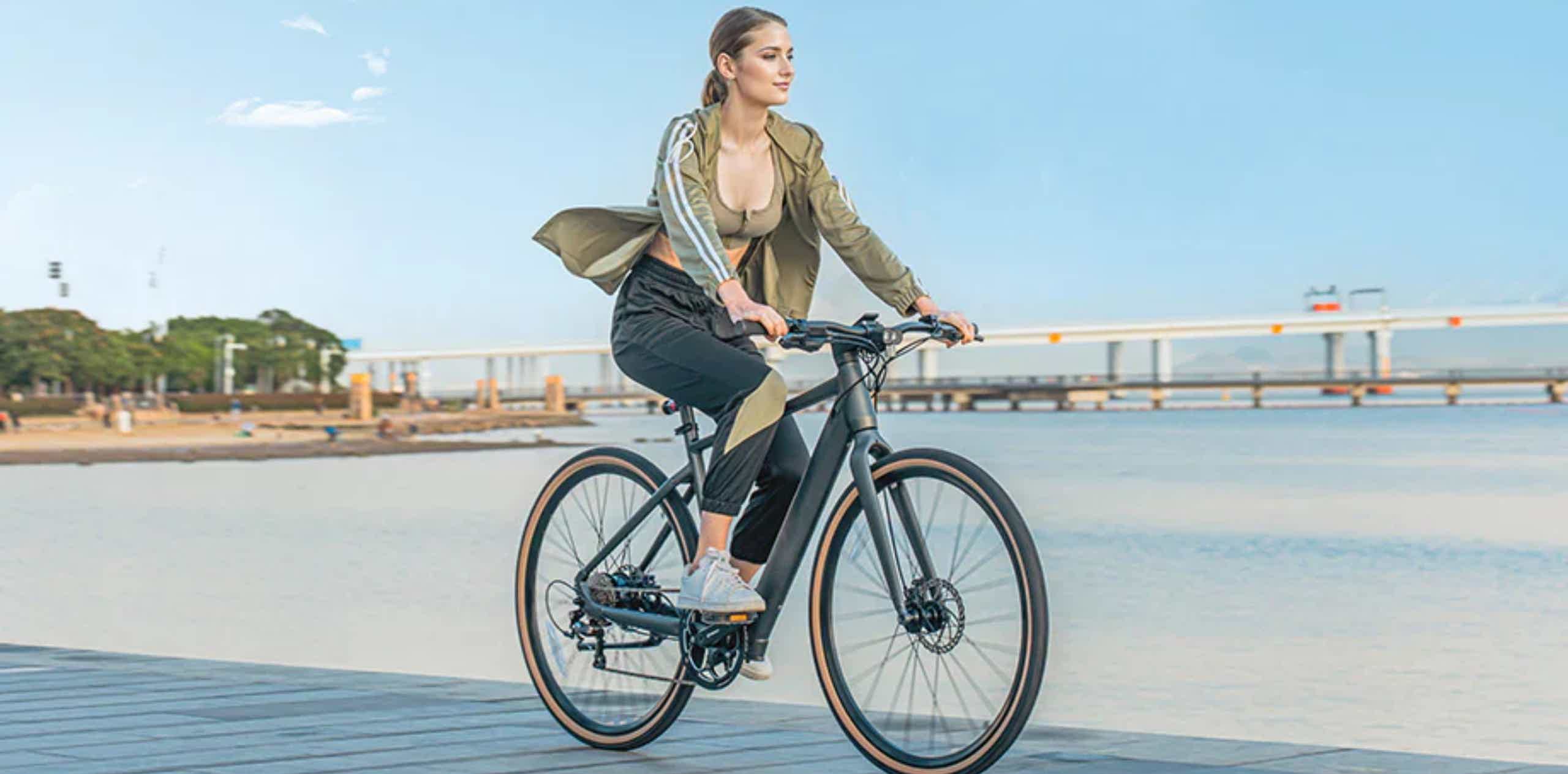 Imagen de recurso de una persona rodando con una bicicleta eléctrica.