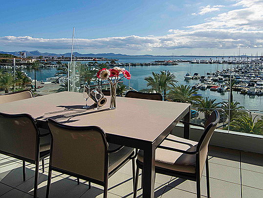  Usingen
- Dieses exklusive Apartment wird für 1,2 Millionen Euro vermarktet und bietet einen erstklassigen Blick auf den Yachthafen von Alcúdia.
(Bildquelle: Engel & Völkers Mallorca Puerto Alcúdia)