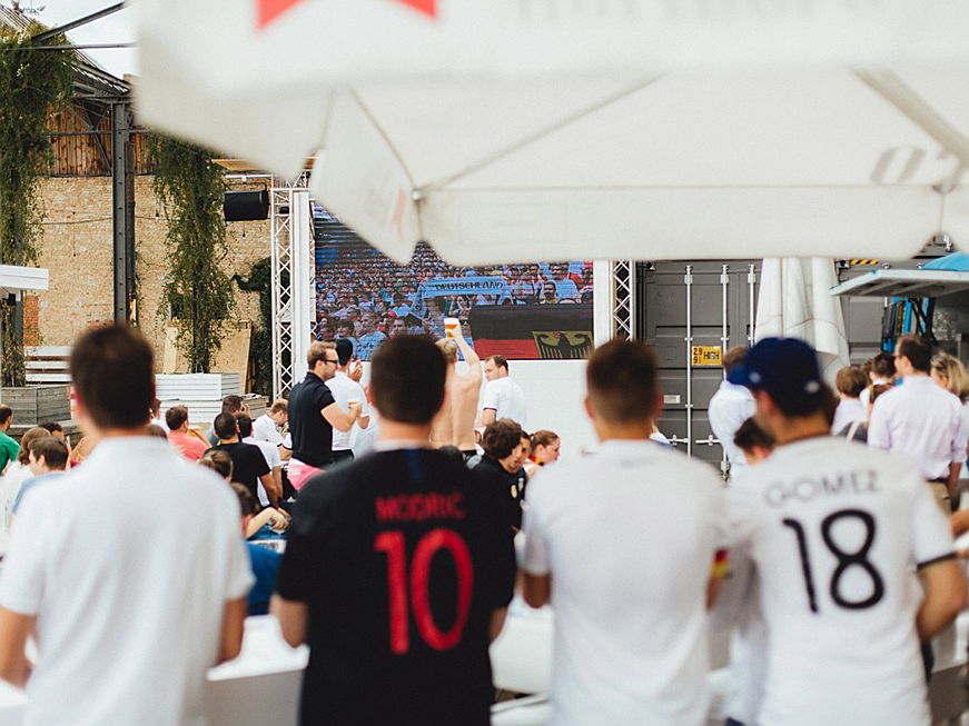  Berlin
- Zur Sommer-Fußball-Party durfte die WM-Partie Deutschland-Südkorea natürlich nicht fehlen.