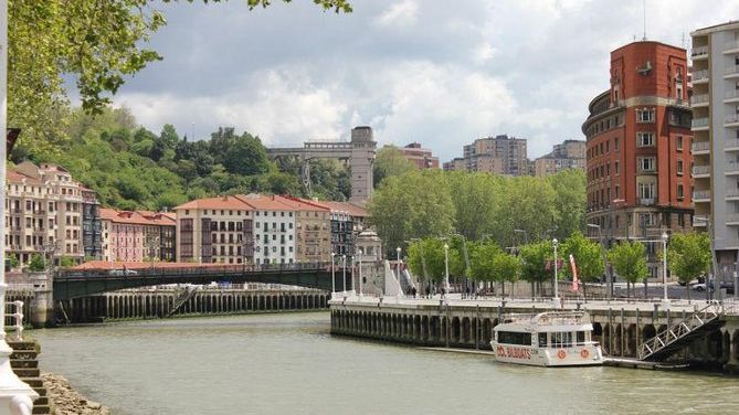 Old Quarter of Bilbao Walking Tour and by Boat