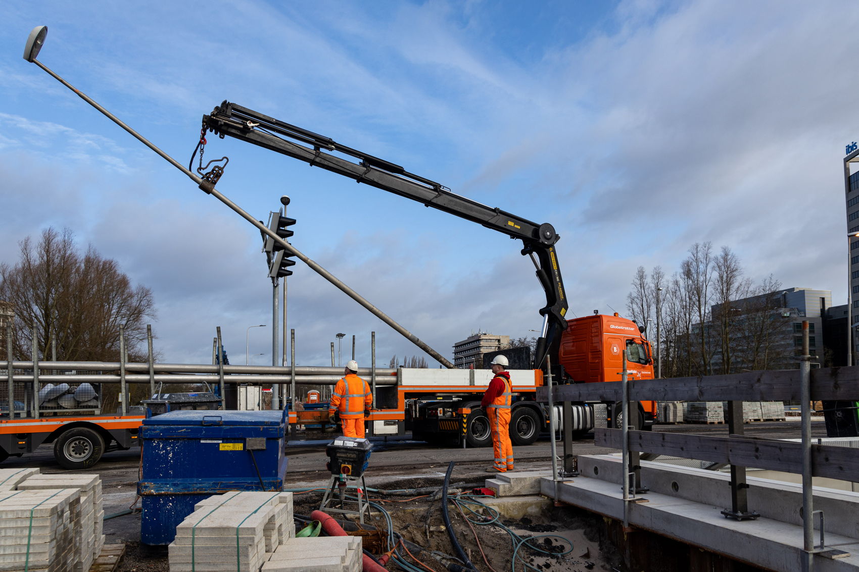 De oude verlichtingsmasten rondom de kruising Kronenburg worden verwijderd. Daarvoor in de plaats komen verschillende type verlichtingsmasten terug. De oude verlichtingsmasten rondom de kruising Kronenburg worden verwijderd. Daarvoor in de plaats komen verschillende type verlichtingsmasten terug.