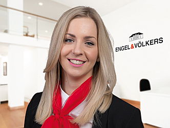  Zug
- Profilbild von Sabrina Huber mit dem Engel & Völkers Shop im Hintergrund