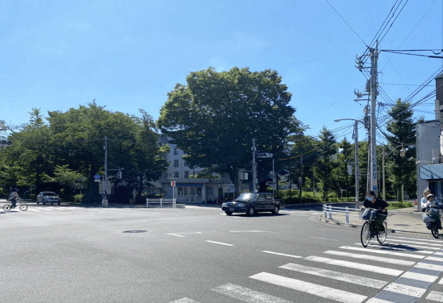 交差点を渡る自転車