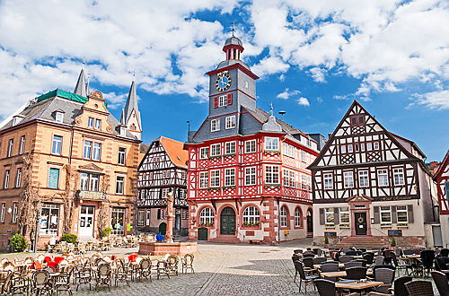  Bensheim
- Auch dieses traditionelle Stadtbild im Vorderen Odenwald erzeugt eine beschaulich-authentische Atmosphäre, die mit dem Kauf einer Immobilie zum Wohlfühlen einlädt.