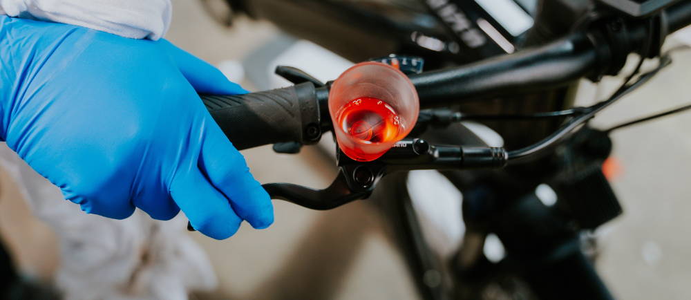 Mechanic pulling brake lever of hydraulic brakes on e-Bike