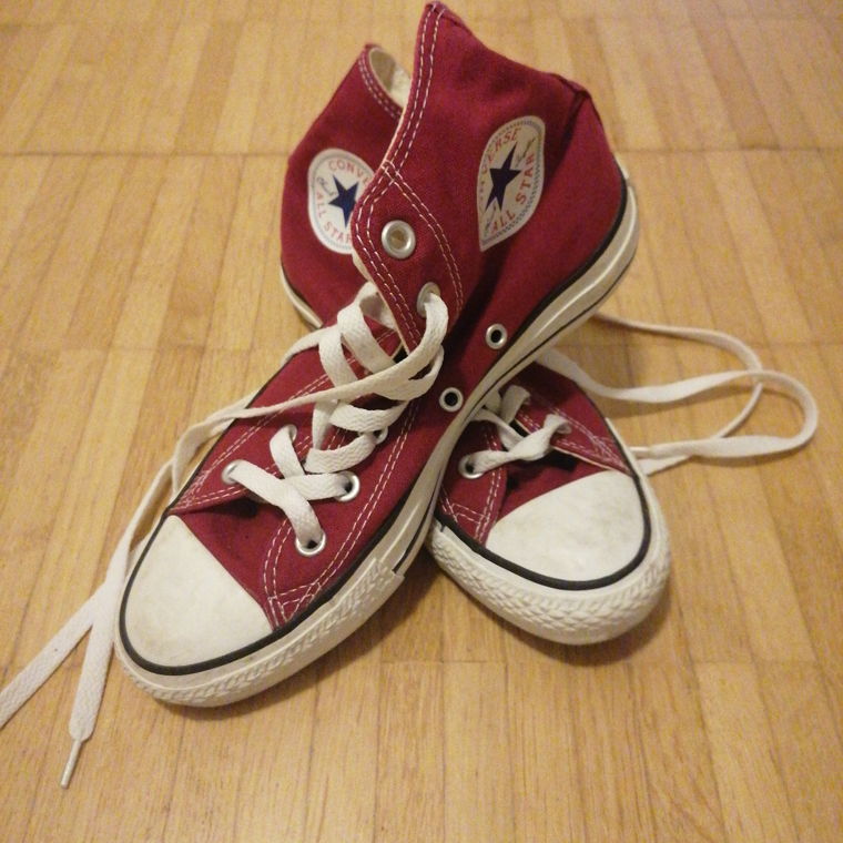 Weinrote Converse Schuhe