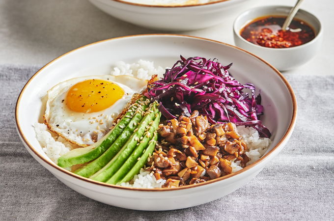 Bols de riz aux champignons, avocats et oeufs frits