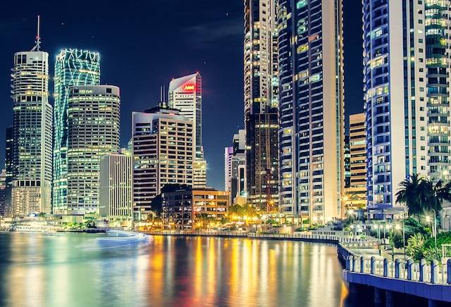città metropolitana di notte. Fotografata con la tecnica della lunga esposizione