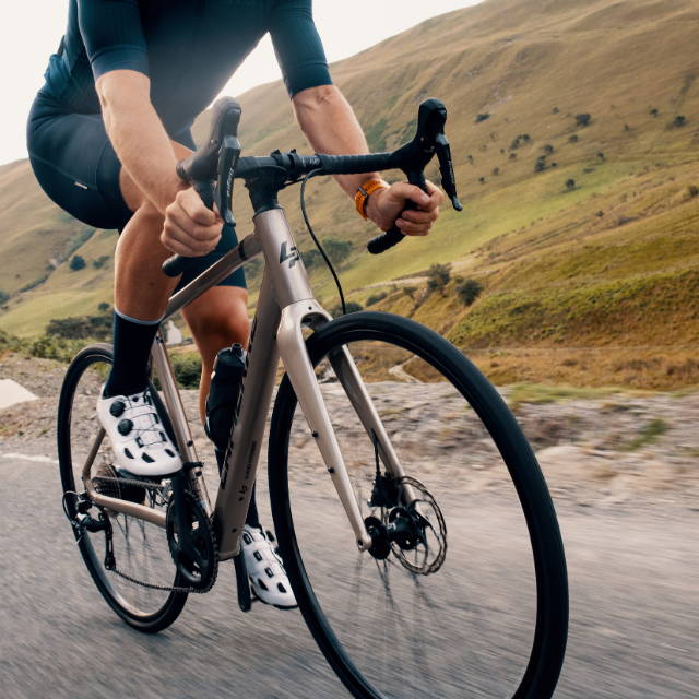 An Road e-Bike on a descent