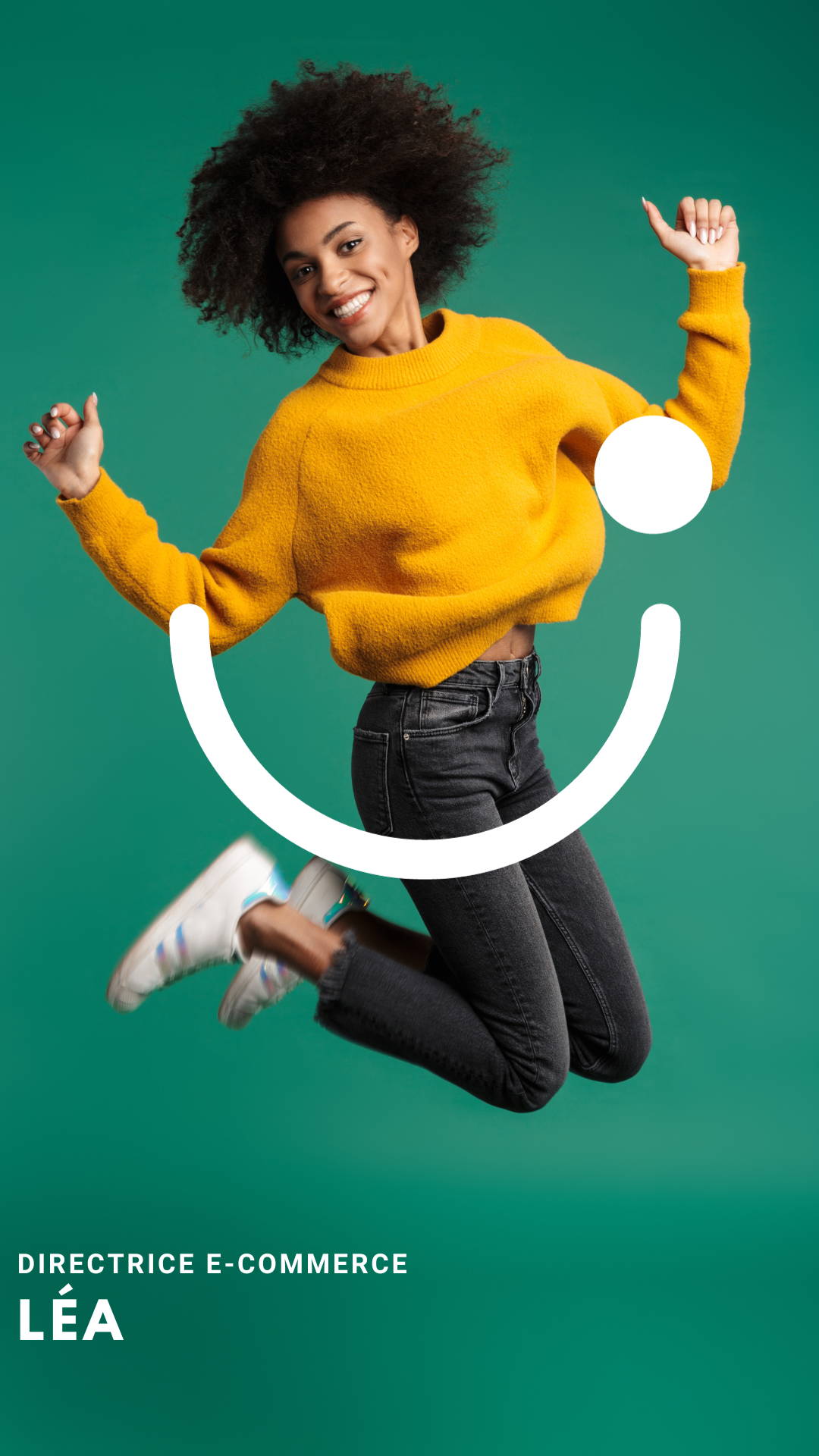 présentation d'équipe nekotea Directrice E-commerce Léa sautant de joie, vêtue d'un pull jaune vibrant, sur fond vert, avec un sourire stylisé dessiné sous elle.
