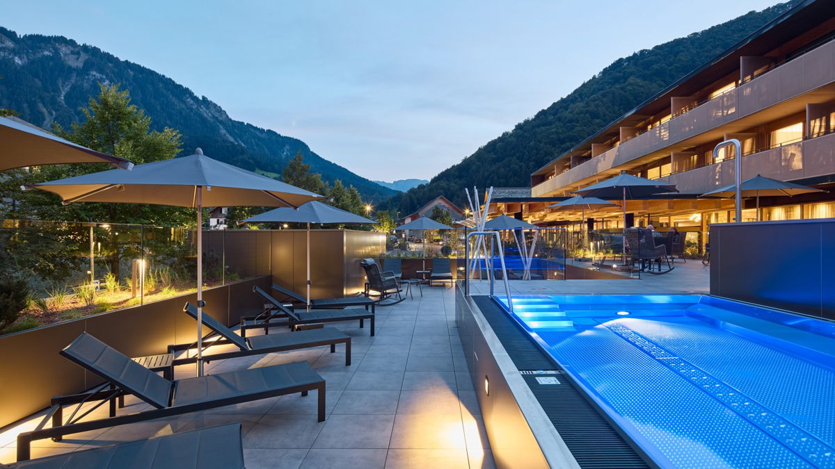 Außenbereich mit Pool im Adults Only Hotel Österreich.