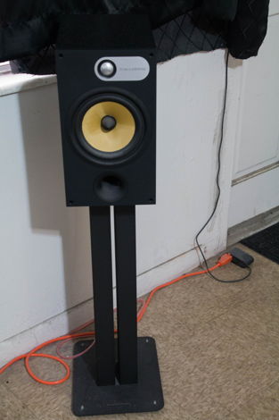 685 (right) speaker w/stand
