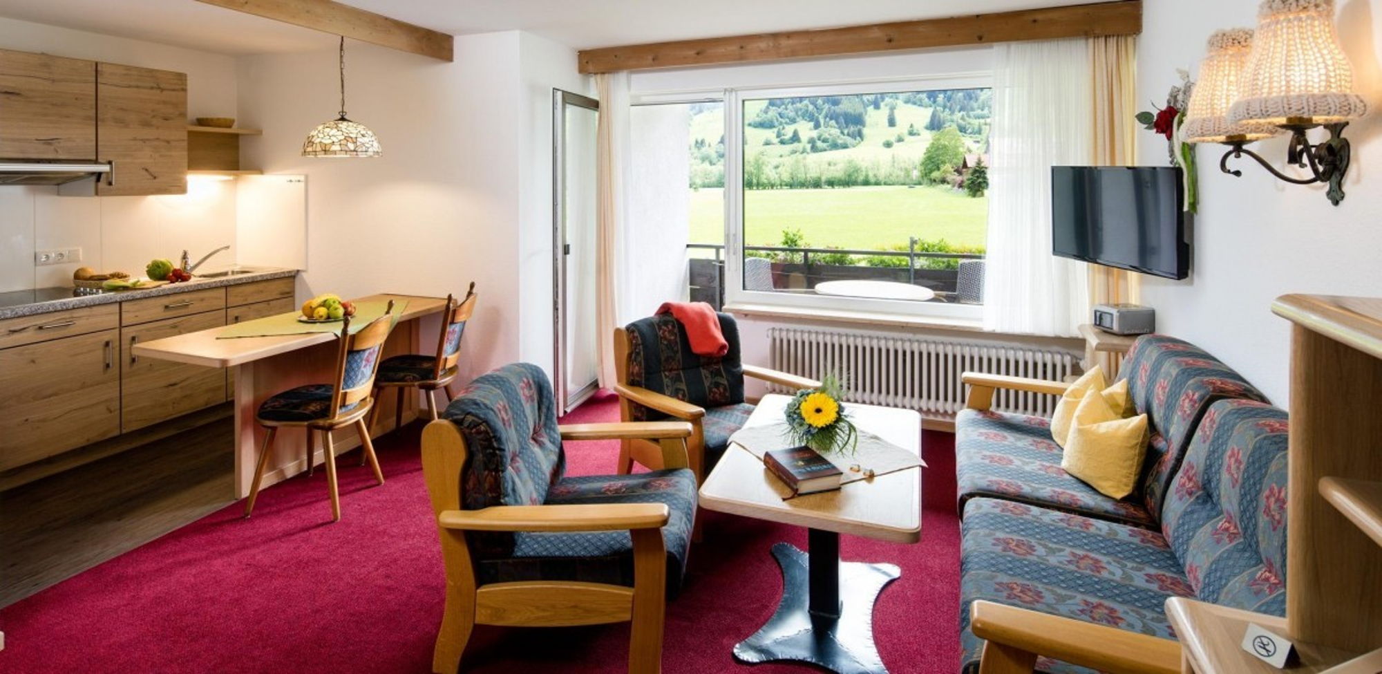 Kombinierter Wohn-Essbereich in der Ferienwohnung im Allgäu für Alleinreisende und Singles 