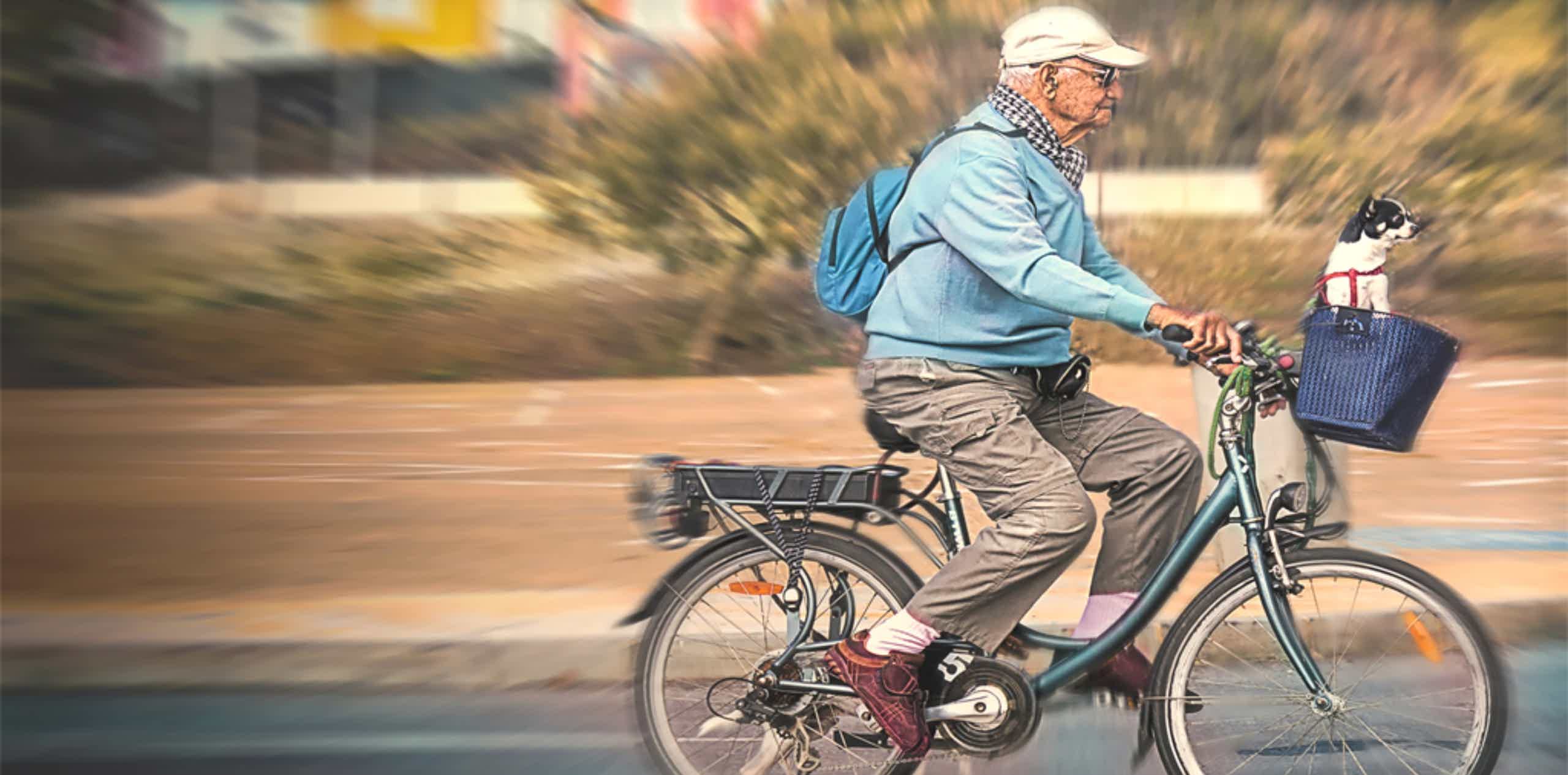 Imagen de recurso de una persona mayor conduciendo una e-bike.