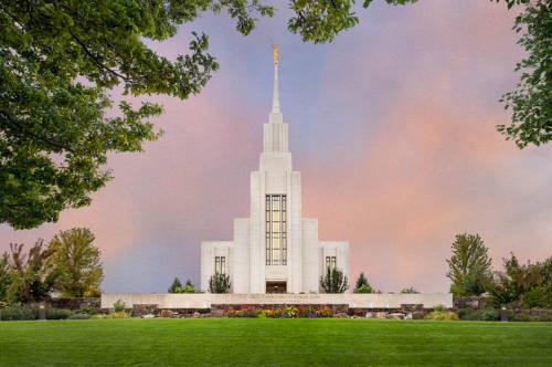 Front-facing Twin Falls Temple picture featuring a stretch of green lawn.