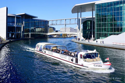 1-hour Boat Tour with Bilingual Live Guide