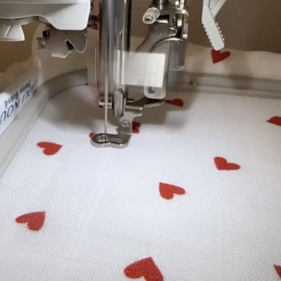 Lange XL et mini élégant de la marque suisse Joli Nous, un accessoire premium pour bébé, alliant design raffiné et qualité exceptionnelle broderie 