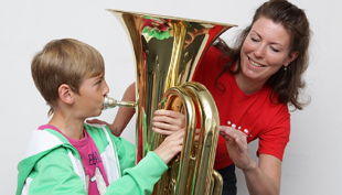 das klingende museum berlin kind spielt trompete
