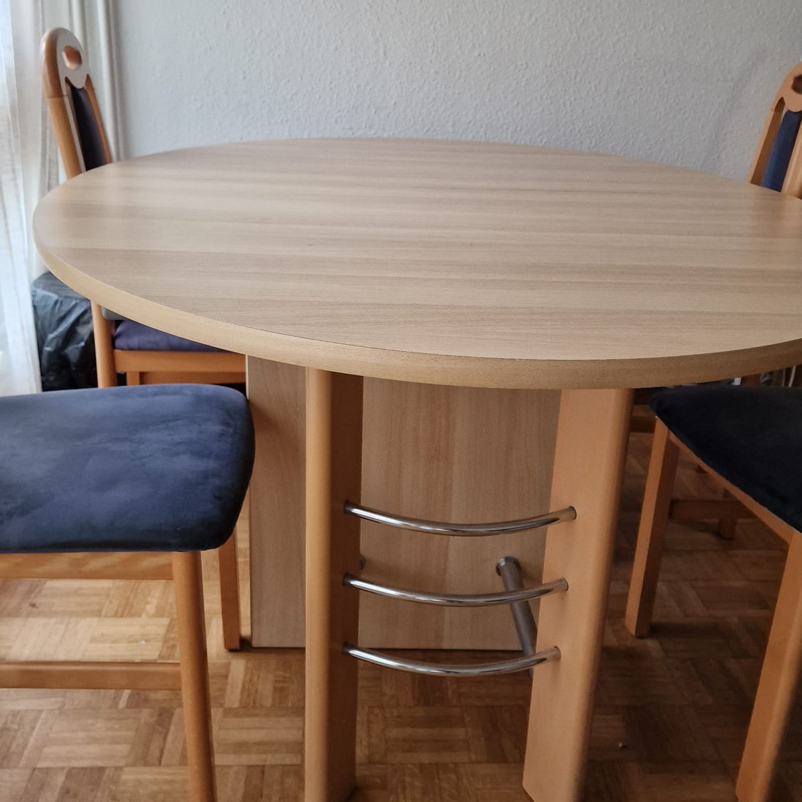 Table et 4 chaises - CHF 80.00 | Buy on marko