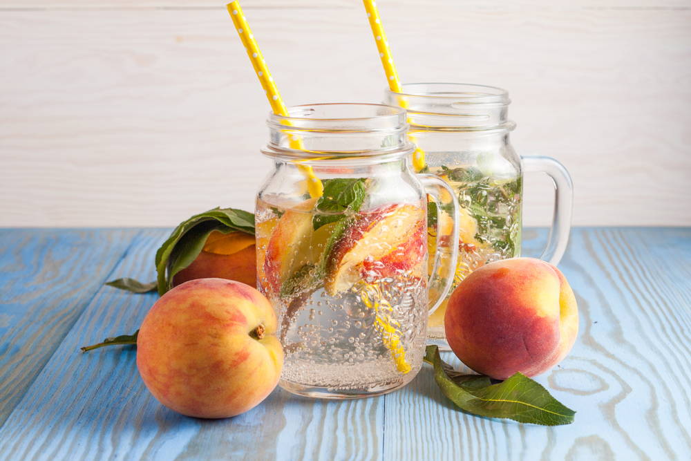 Sparkling water with peaches and mint 