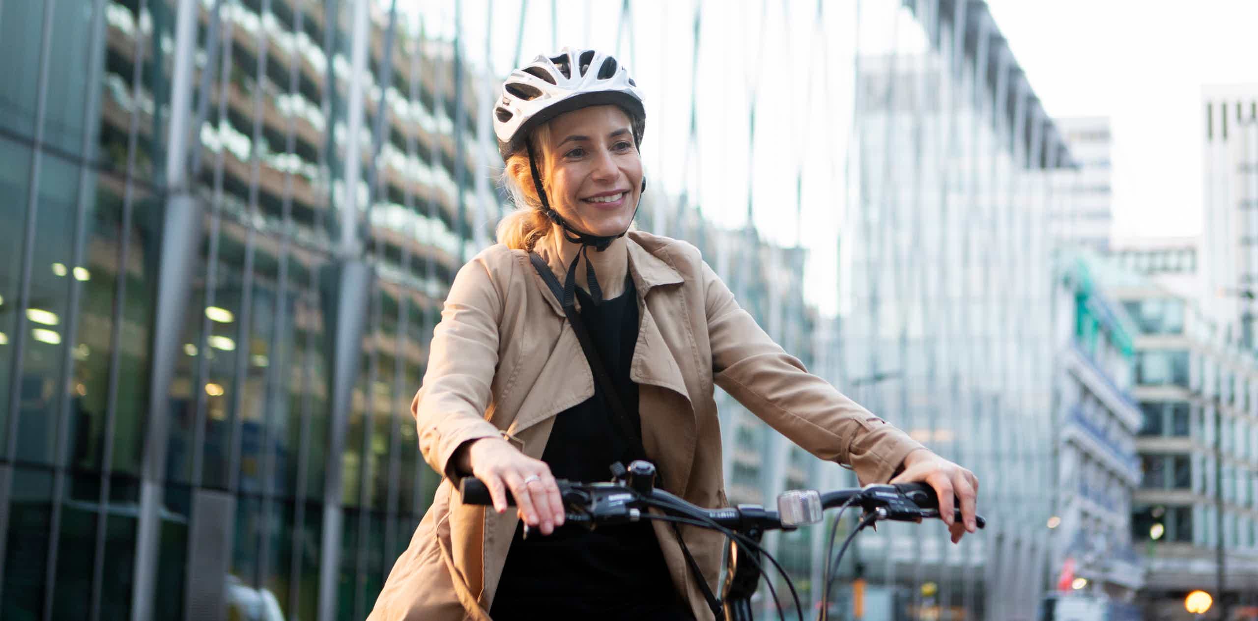 Imagen de recurso de una persona rodando con casco encima de una bicicleta.