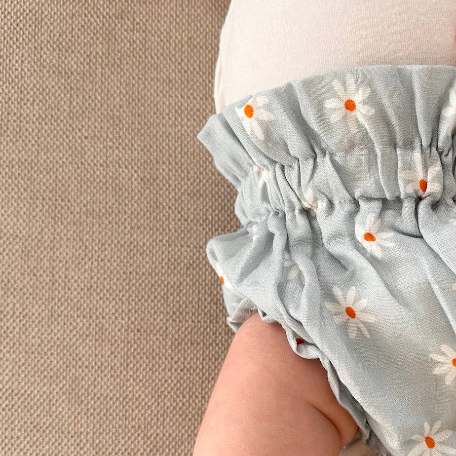 Bloomer vichy raffiné pour bébé, en coton doux et respirant, certifié OEKO-TEX, idéal pour compléter une tenue d’enfant chic et confortable, cousu au Portugal élégant premium marque suisse cadeau naissance
