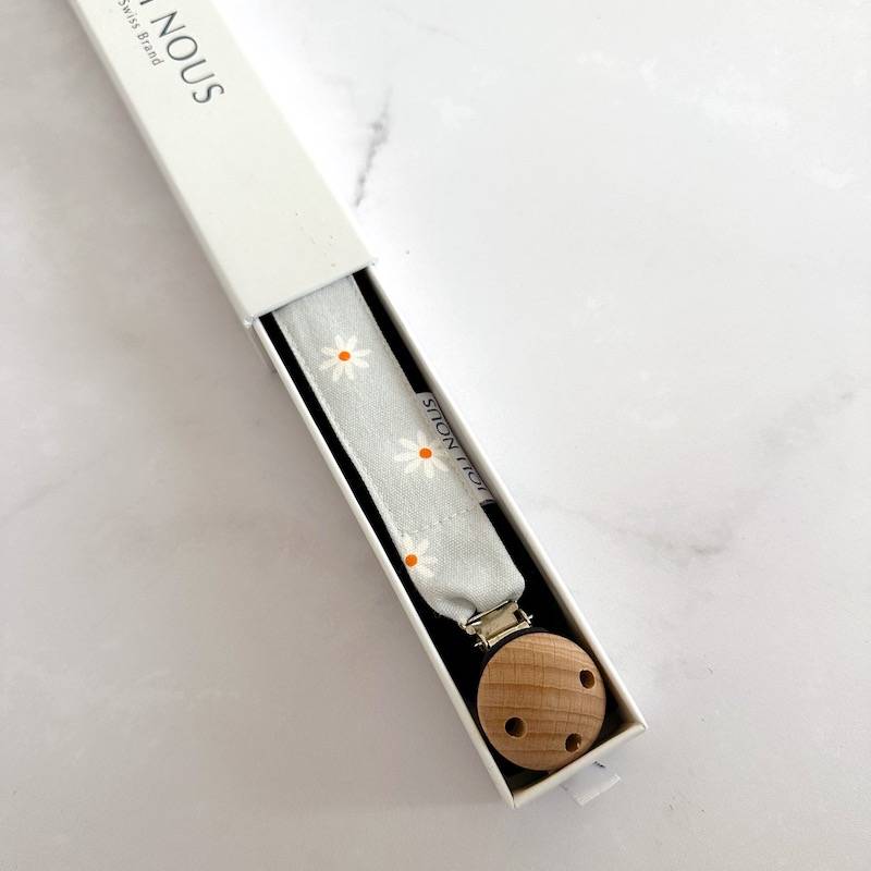 attache-tétine marguerite blanc bleu orange cadeau bébé naissance babyshower blanc joli nous swiss made marque suisse enfant bébé  cadeau naissance personnalisation broderie
