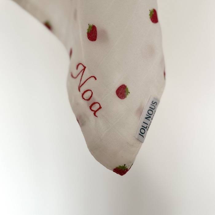 Lange XL et mini élégant de la marque suisse Joli Nous, un accessoire premium pour bébé, alliant design raffiné et qualité exceptionnelle broderie 